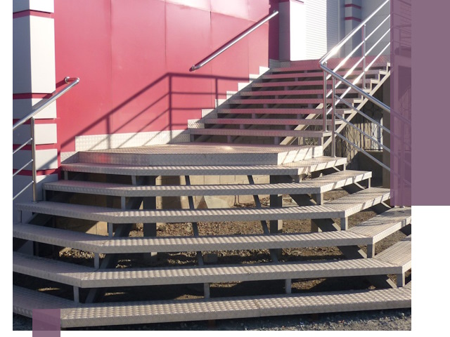 Лестницы для магазина в Алейске — изготовление и монтаж