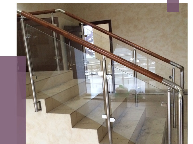 Комбинированные перила из металла и дерева в Алейске