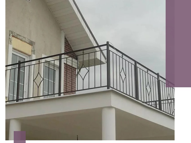 Изготовление балконных ограждений в Алейске из металла и стекла