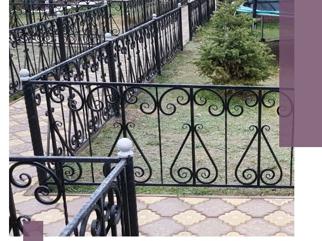 Кованые газонные ограждения под ключ в Алейске